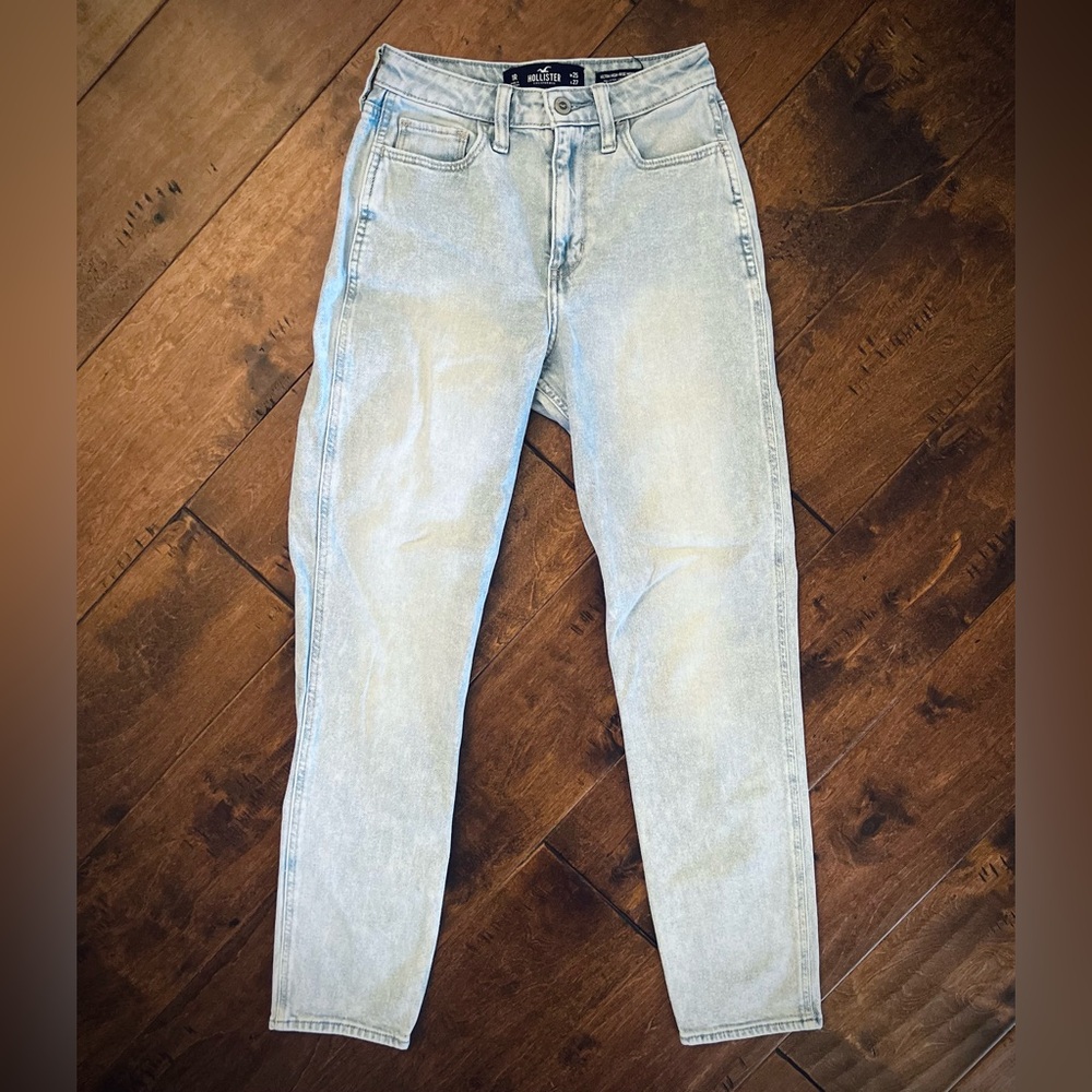 Hollister • Ultra High-Rise Mom Jeans Women's Light Blue Wash Vintage Stretch 1R